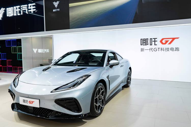 深圳97哪吒汽车在智能汽车领域的表现，领途汽车在新能源汽车市场中的影响力